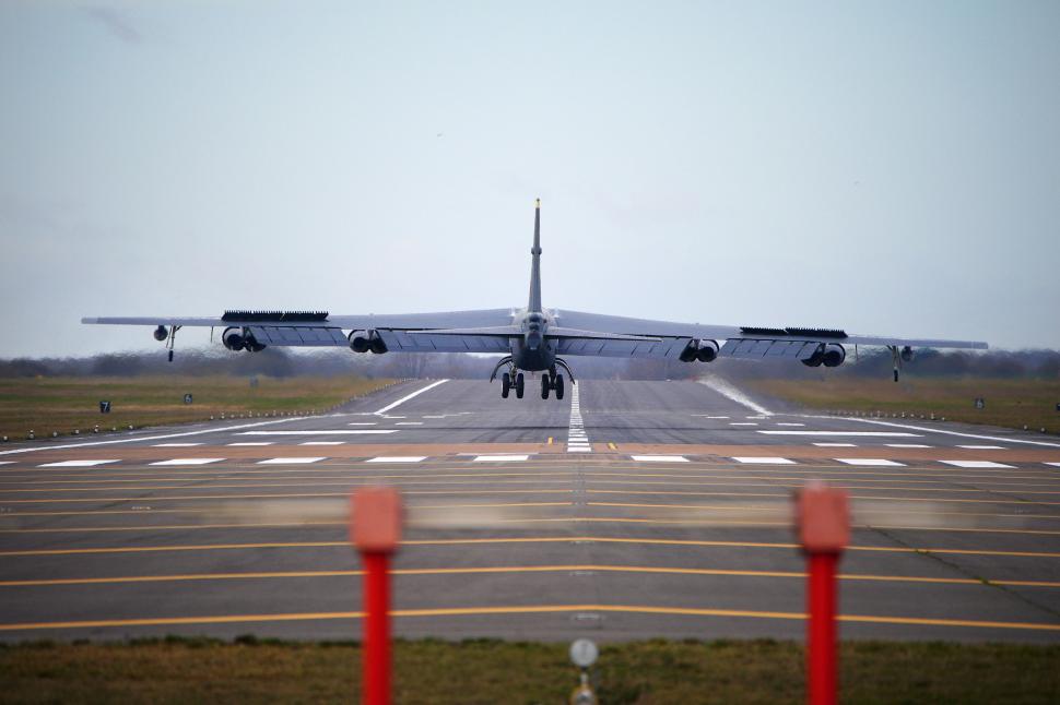 SUA au trimis bombardiere B-52 cu capabilități nucleare în Marea Britanie 750529