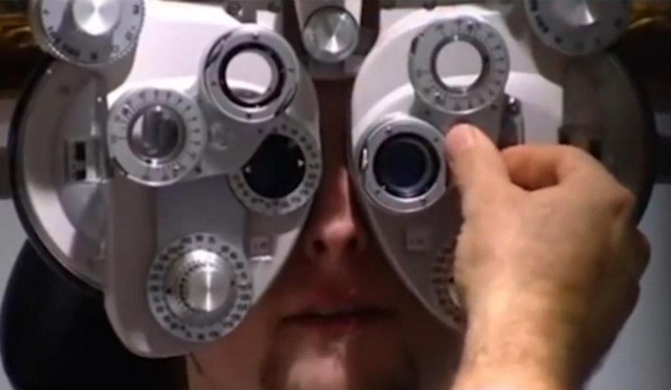 Trei persoane și-au pierdut vederea după operație, din cauza unei bacterii care se afla în soluția folosită în timpul intervenției