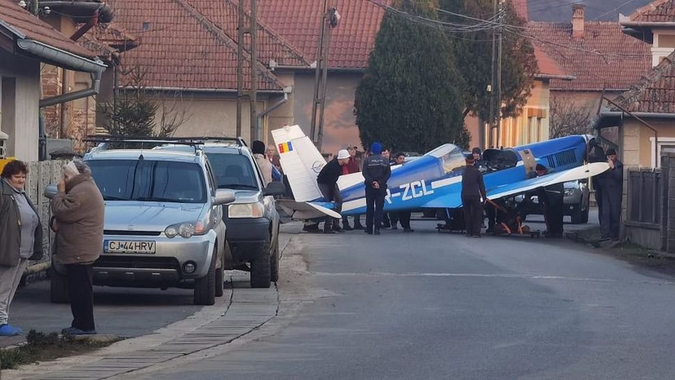 Un avion de mici dimensiuni a aterizat forţat pe uliţa unui sat din Hunedoara