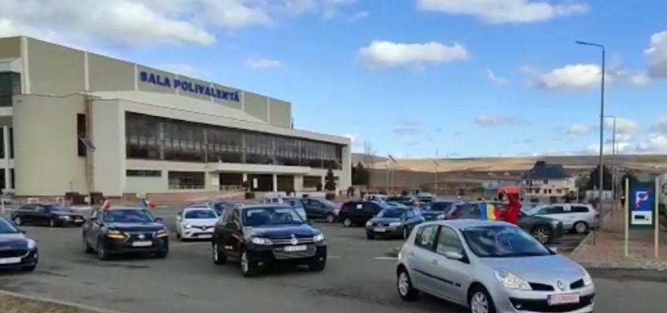 "Convoiul libertăţii" s-a pus în mişcare şi în România. Imagini cu protestul de la Piatra Neamţ