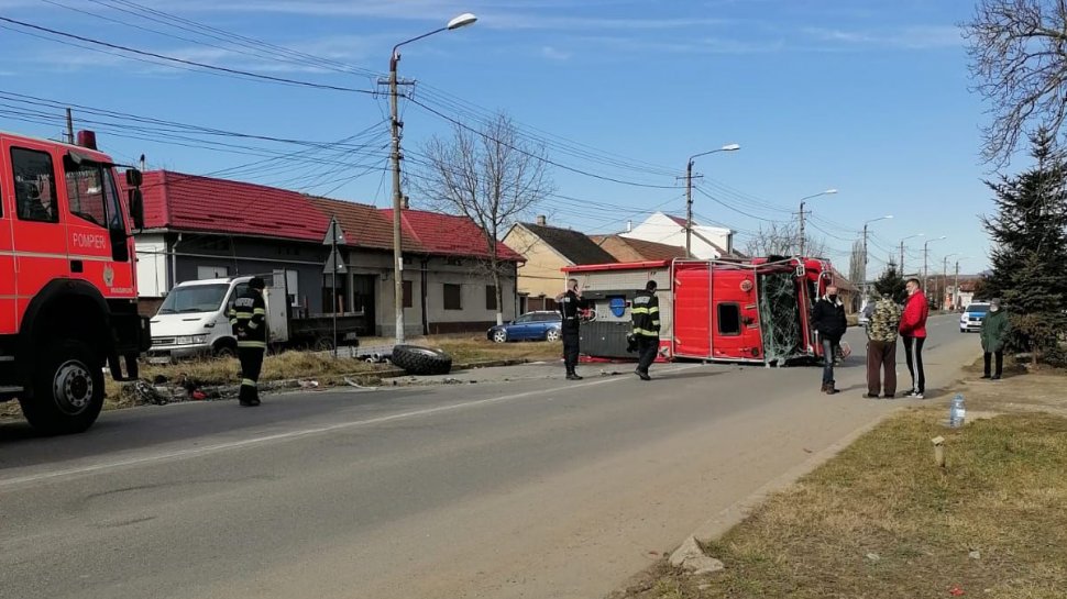 O maşină de pompieri s-a răsturnat pe un drum din județul Caraș-Severin. Patru oameni au fost răniţi
