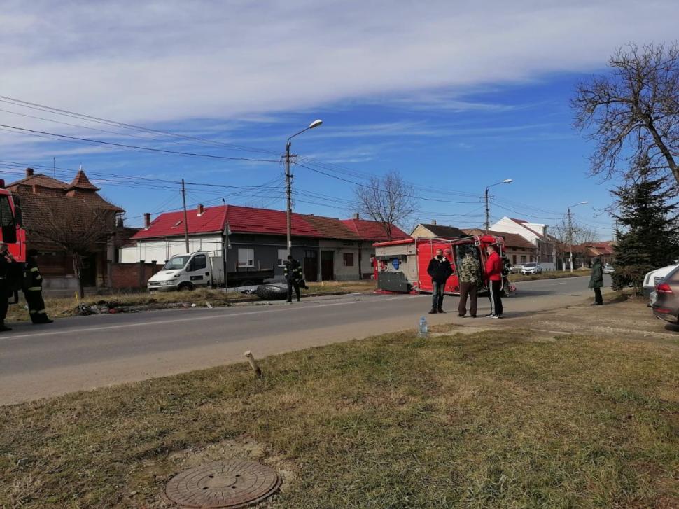 O maşină de pompieri s-a răsturnat pe un drum din județul Caraș-Severin. Patru oameni au fost răniţi 750624