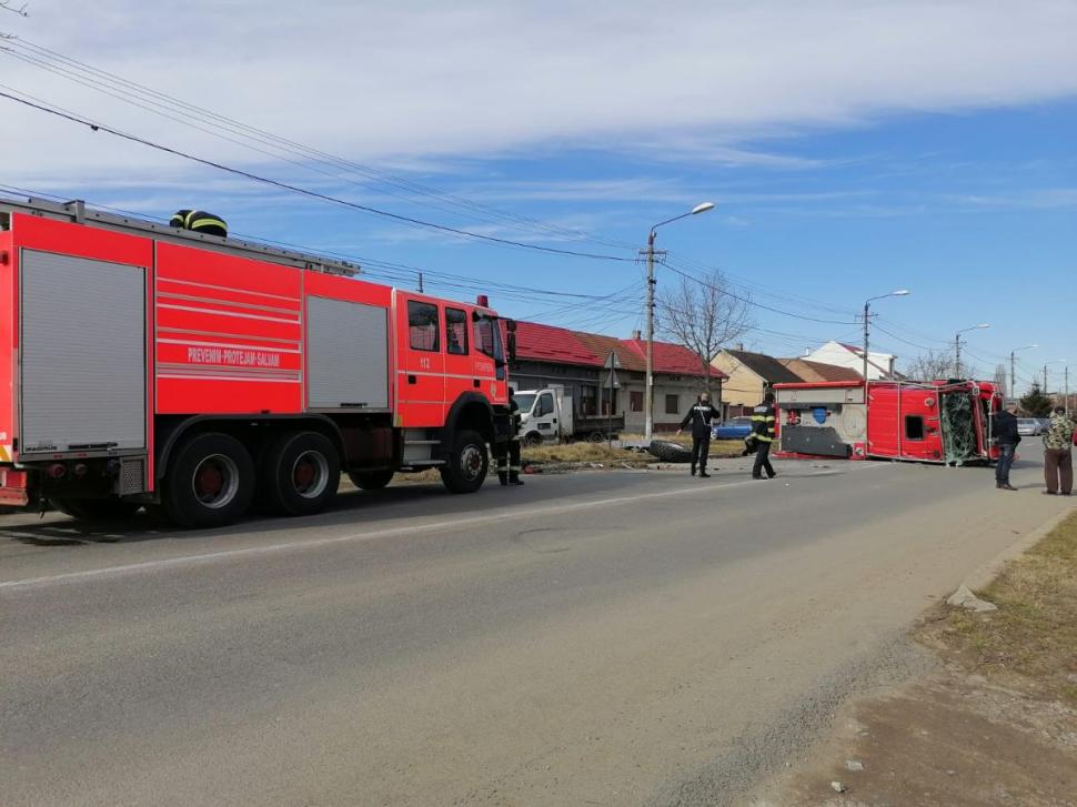 O maşină de pompieri s-a răsturnat pe un drum din județul Caraș-Severin. Patru oameni au fost răniţi 750625