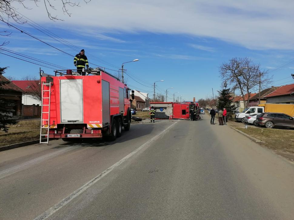 O maşină de pompieri s-a răsturnat pe un drum din județul Caraș-Severin. Patru oameni au fost răniţi 750628