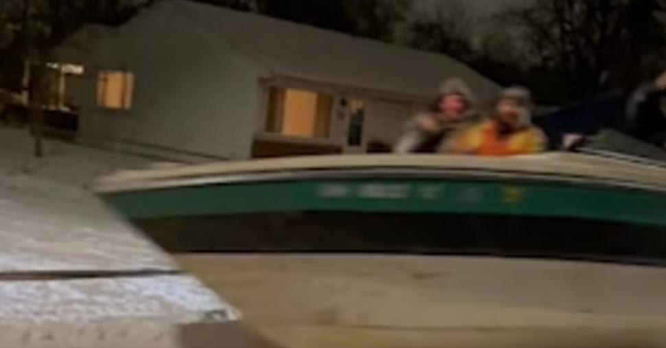 Un grup de tineri, trași cu barca pe zăpadă în mijlocul nopții. De barcă era atașat și un schior, în Ohio 750717