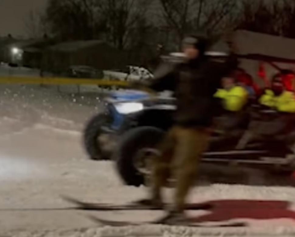 Un grup de tineri, trași cu barca pe zăpadă în mijlocul nopții. De barcă era atașat și un schior, în Ohio 750719