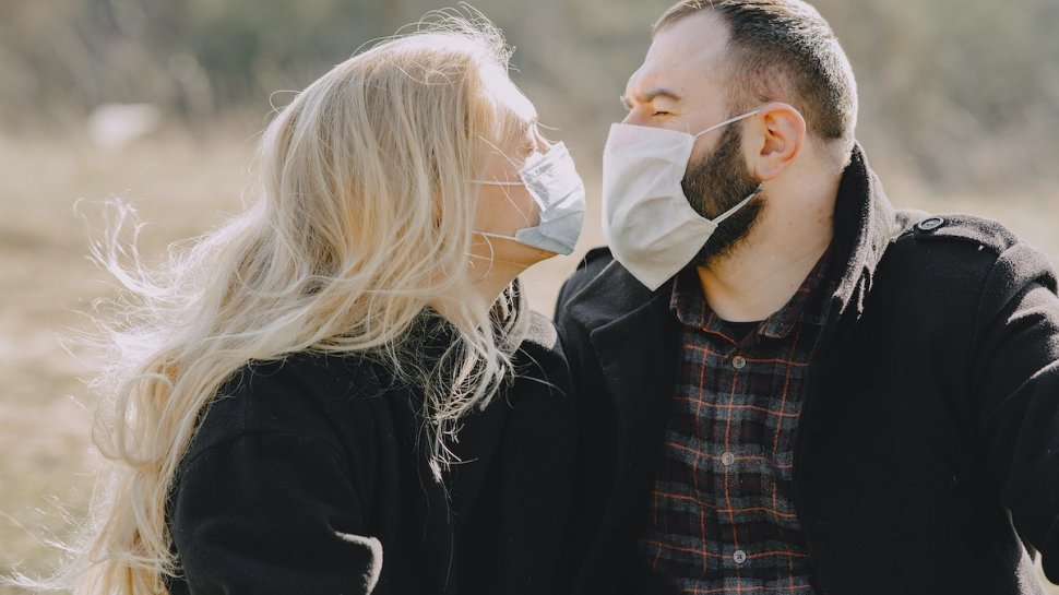 Medicii recomandă evitarea sărutărilor și păstrarea măștii pentru protecția COVID, chiar și de Valentine's Day