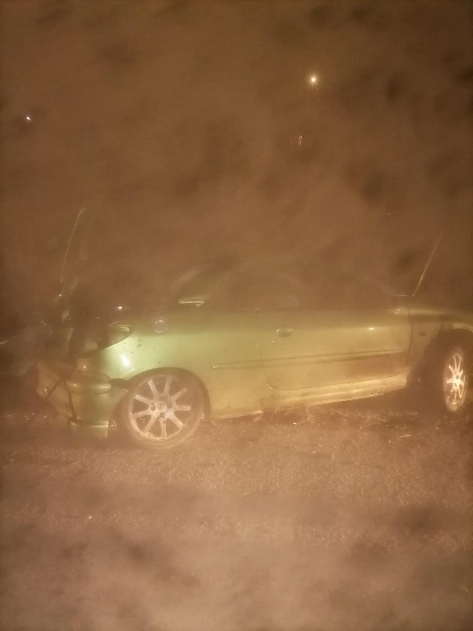 Un tânăr de 18 ani, fără permis, s-a urcat la volanul unei mașini și a căzut în șanț, în Satu Mare. Pasagerul a fost proiectat prin lunetă 750772