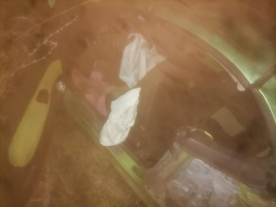 Un tânăr de 18 ani, fără permis, s-a urcat la volanul unei mașini și a căzut în șanț, în Satu Mare. Pasagerul a fost proiectat prin lunetă 750773