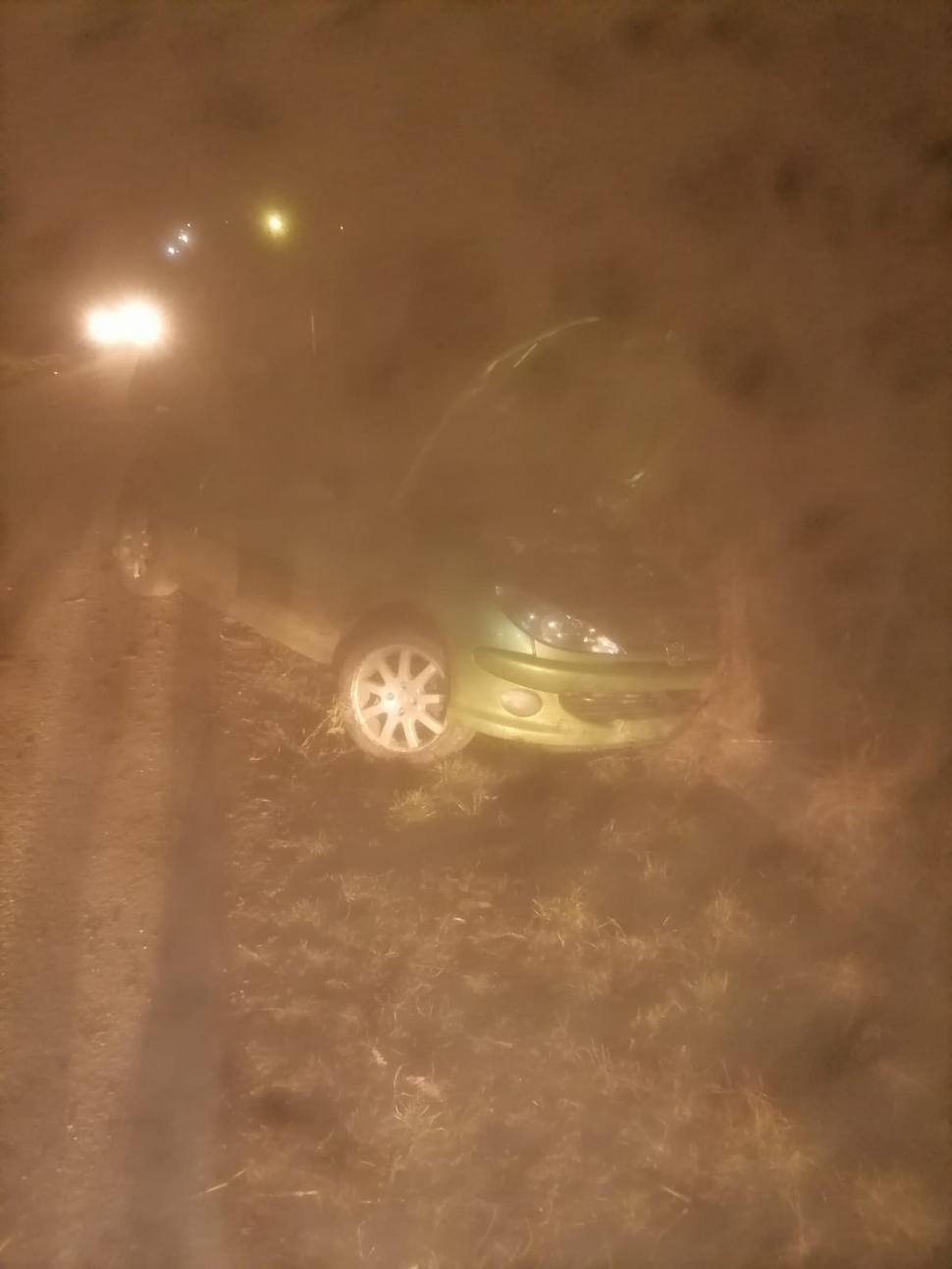 Un tânăr de 18 ani, fără permis, s-a urcat la volanul unei mașini și a căzut în șanț, în Satu Mare. Pasagerul a fost proiectat prin lunetă 750775