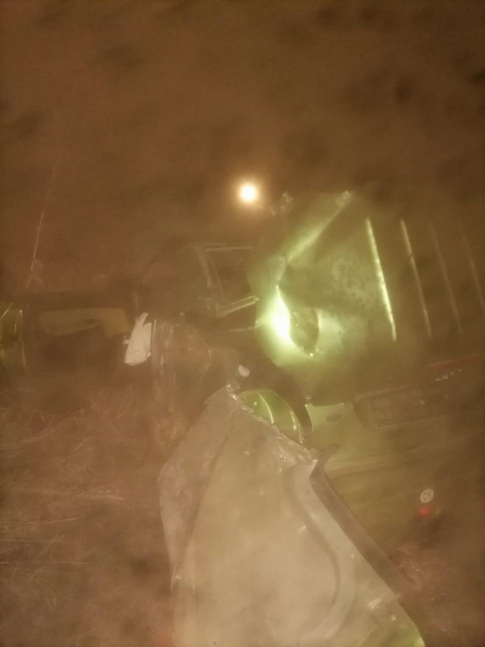 Un tânăr de 18 ani, fără permis, s-a urcat la volanul unei mașini și a căzut în șanț, în Satu Mare. Pasagerul a fost proiectat prin lunetă 750776