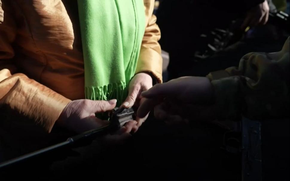 Ucraina, pregătiri de război. O bunică de 78 de ani ia lecții de tras cu arma: "Mă voi înfuria și voi rezista!" 750876