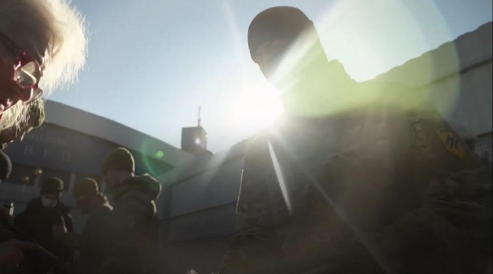 Ucraina, pregătiri de război. O bunică de 78 de ani ia lecții de tras cu arma: "Mă voi înfuria și voi rezista!" 750877