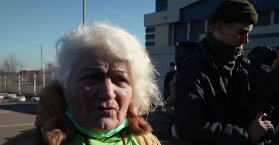 Ucraina, pregătiri de război. O bunică de 78 de ani ia lecții de tras cu arma: "Mă voi înfuria și voi rezista!" 750878