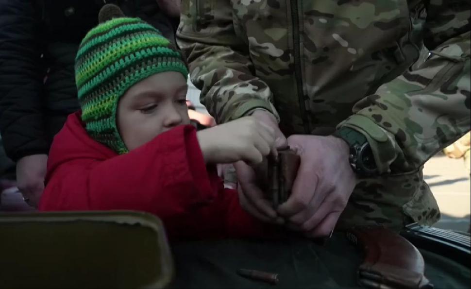 Ucraina, pregătiri de război. O bunică de 78 de ani ia lecții de tras cu arma: "Mă voi înfuria și voi rezista!" 750879