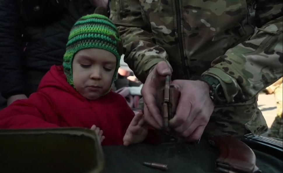 Ucraina, pregătiri de război. O bunică de 78 de ani ia lecții de tras cu arma: "Mă voi înfuria și voi rezista!" 750880