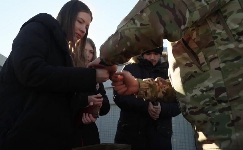 Ucraina, pregătiri de război. O bunică de 78 de ani ia lecții de tras cu arma: "Mă voi înfuria și voi rezista!" 750881