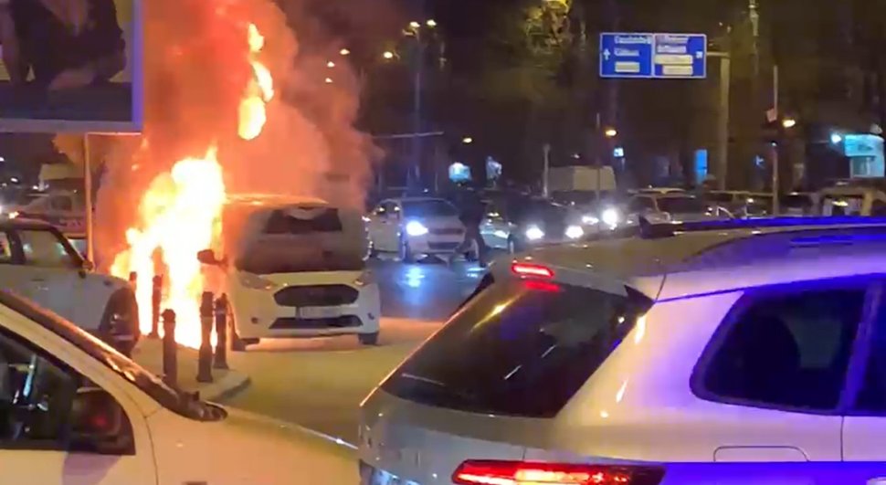 O mașină a luat foc și apoi a explodat, în intersecția cu strada Lizeanu din Capitală. Trafic blocat pe un sens