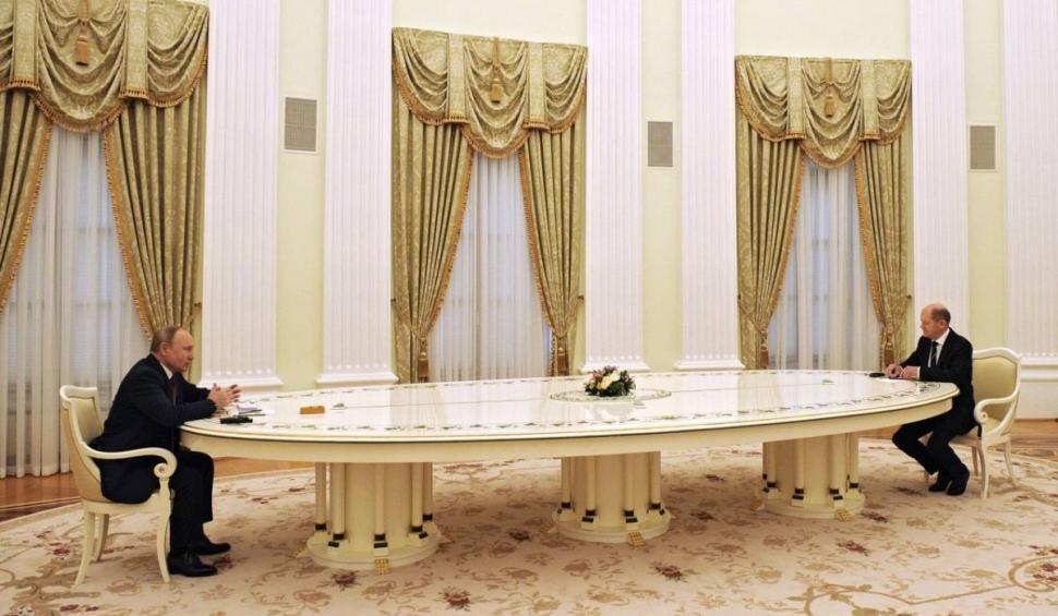 Vladimir Putin l-a pus pe Olaf Scholz la masa lungă la care a discutat cu Emmanuel Macron 751021