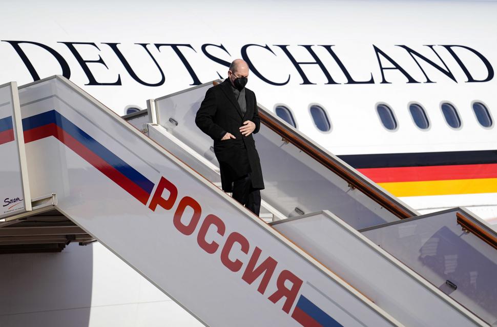 Vladimir Putin l-a pus pe Olaf Scholz la masa lungă la care a discutat cu Emmanuel Macron 751022