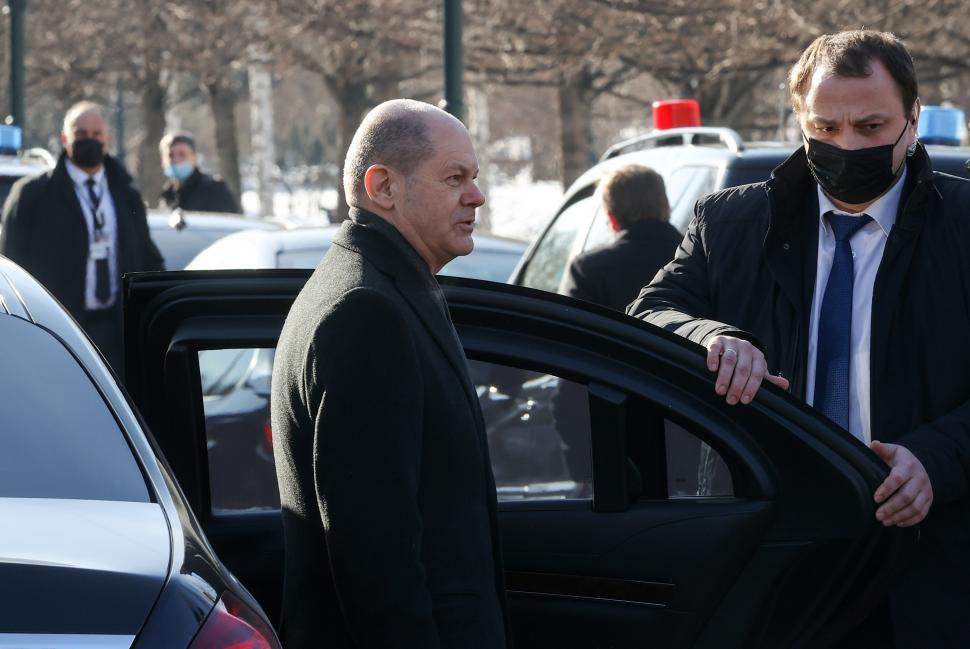 Vladimir Putin l-a pus pe Olaf Scholz la masa lungă la care a discutat cu Emmanuel Macron 751023