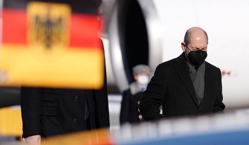 Vladimir Putin l-a pus pe Olaf Scholz la masa lungă la care a discutat cu Emmanuel Macron 751024