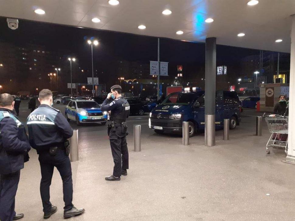 Brigada Antitero a SRI, intervenţie cu Poliţia, după ce un hoţ de salam a intrat cu un pistol într-un magazin din Bucureşti 751188