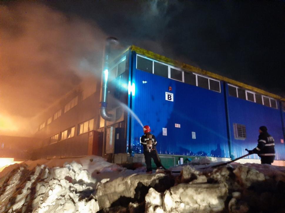 Incendiu de proporții la o fabrică de mobilă din Maramureș. Pompierii se luptă de 5 ore să stingă flăcările 751127