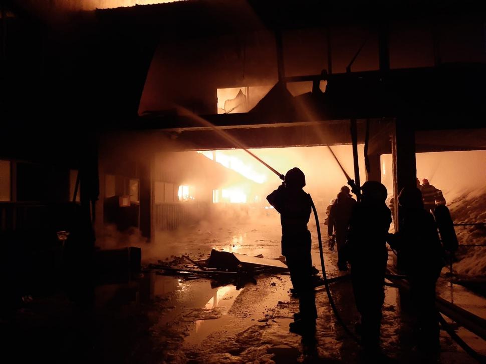 Incendiu de proporții la o fabrică de mobilă din Maramureș. Pompierii se luptă de 5 ore să stingă flăcările 751128