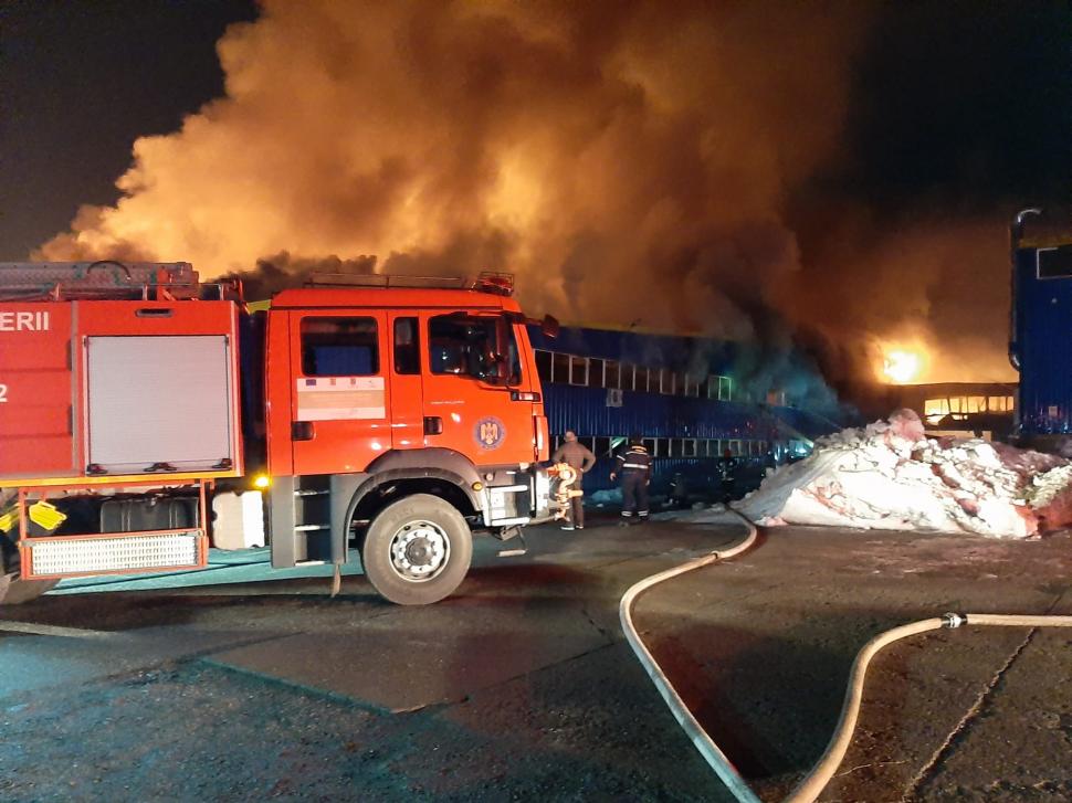 Incendiu de proporții la o fabrică de mobilă din Maramureș. Pompierii se luptă de 5 ore să stingă flăcările 751129