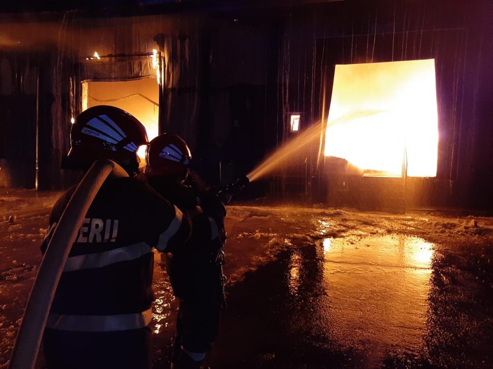Incendiu de proporții la o fabrică de mobilă din Maramureș. Pompierii se luptă de 5 ore să stingă flăcările 751130