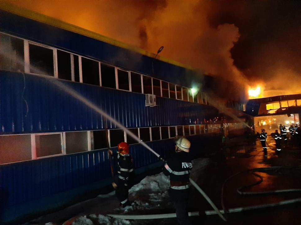 Incendiu de proporții la o fabrică de mobilă din Maramureș. Pompierii se luptă de 5 ore să stingă flăcările 751131