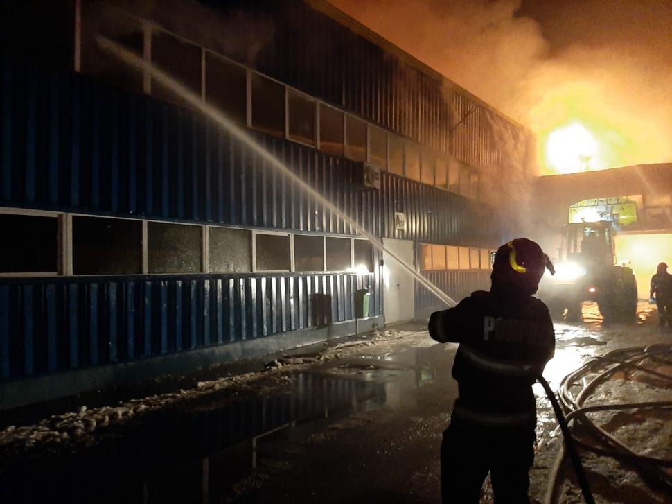 Incendiu de proporții la o fabrică de mobilă din Maramureș. Pompierii se luptă de 5 ore să stingă flăcările 751132