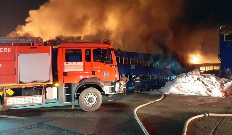 Incendiu de proporții la o fabrică de mobilă din Maramureș. Pompierii se luptă de 5 ore să stingă flăcările