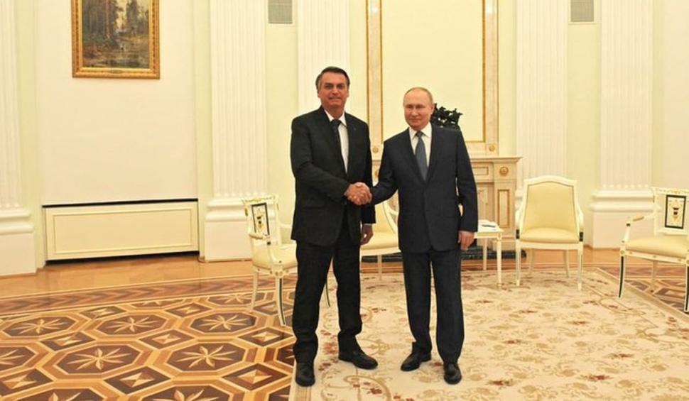 După scena mesei lungi cu Olaf Scholz și Emmanuel Macron, Vladimir Putin dă mâna cu unul dintre cei mai cunoscuți lideri internaționali anti-vaccin 751288