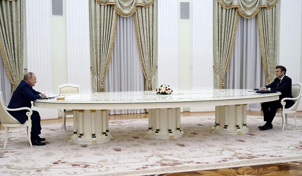 După scena mesei lungi cu Olaf Scholz și Emmanuel Macron, Vladimir Putin dă mâna cu unul dintre cei mai cunoscuți lideri internaționali anti-vaccin 751289