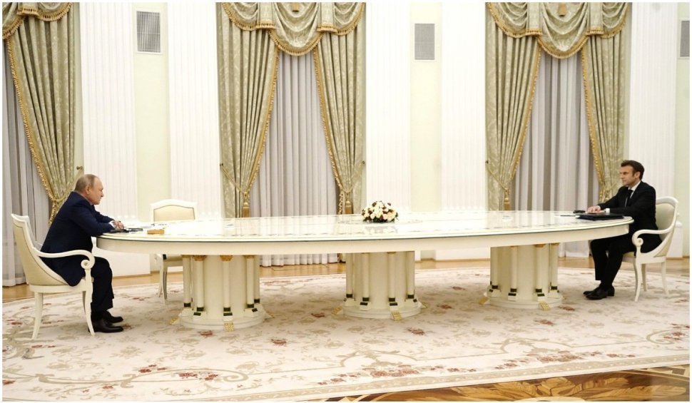 Imaginile cu uriașa masă la care Putin i-a așezat pe Macron și Scholz au făcut înconjorul lumii | Cine a construit-o și cât ar costa acum