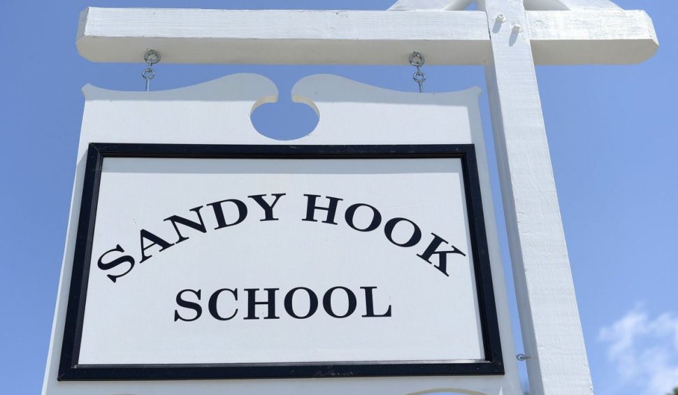 Familiile victimelor masacrului de la Sandy Hook vor primi o sumă uriașă, după ce au dat în judecată un producător de arme pentru publicitate mincinoasă