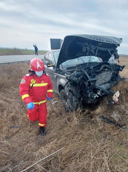 Trei oameni au murit pe loc într-un accident devastator în Ialomiţa, după ce un Range Rover şi un Logan s-au lovit frontal 751452