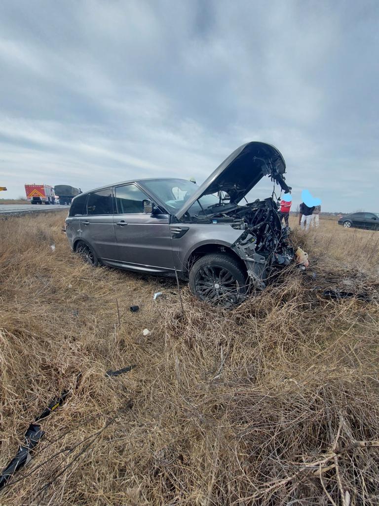 Trei oameni au murit pe loc într-un accident devastator în Ialomiţa, după ce un Range Rover şi un Logan s-au lovit frontal 751453