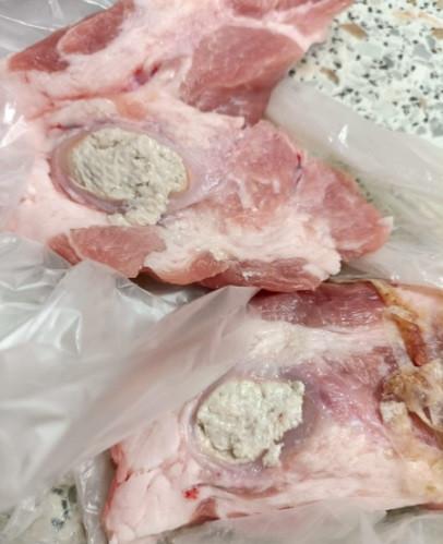 Ceafă de porc fără os, dar cu puroi, la un hipermarket din Bucureşti 751515