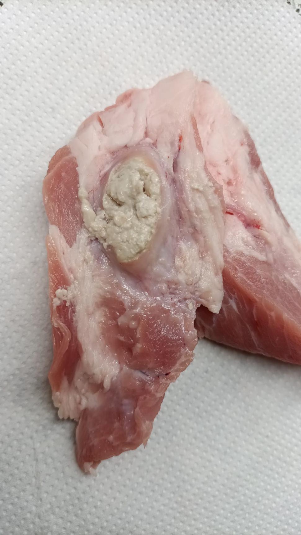 Ceafă de porc fără os, dar cu puroi, la un hipermarket din Bucureşti 751516