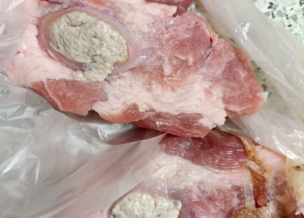 Ceafă de porc fără os, dar cu puroi, la un hipermarket din Bucureşti