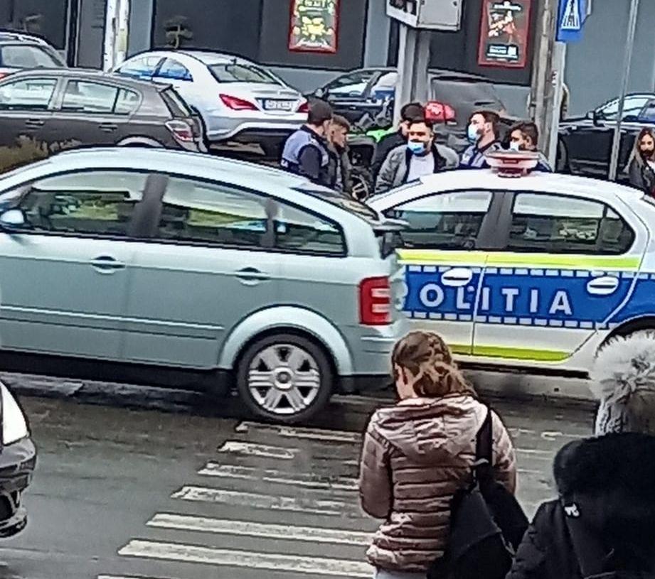 Un copil a fost lovit de o maşină de Poliţie pe trecerea de pietoni, în zona Gării din Bacău 751450