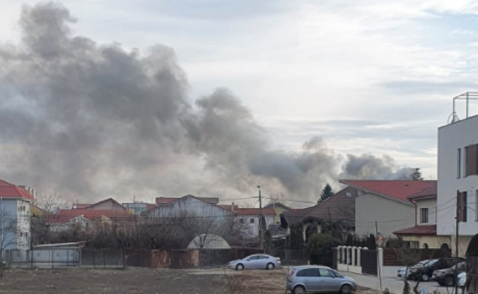 Incendiu violent la un atelier auto din Bucureşti. Pompierii intervin cu şase autospeciale