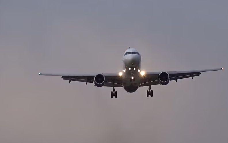 Marea Britanie, lovită de rafale de 160 de km/h. Imagini tulburătoare cu avionul echipei Manchester, împiedicat să aterizeze de vremea rea 751341