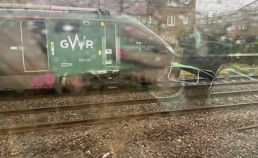 Marea Britanie, lovită de rafale de 160 de km/h. Imagini tulburătoare cu avionul echipei Manchester, împiedicat să aterizeze de vremea rea 751342