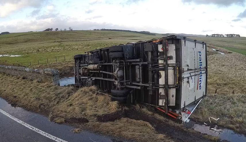 Marea Britanie, lovită de rafale de 160 de km/h. Imagini tulburătoare cu avionul echipei Manchester, împiedicat să aterizeze de vremea rea 751343
