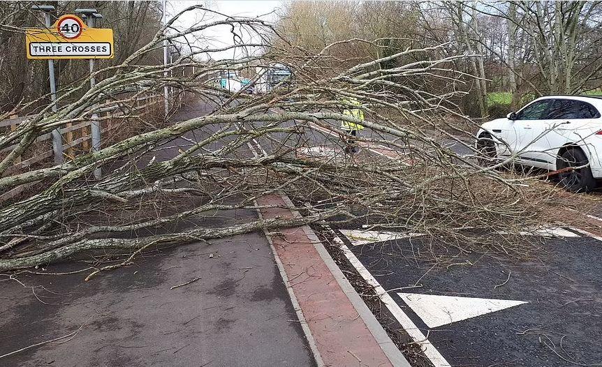 Marea Britanie, lovită de rafale de 160 de km/h. Imagini tulburătoare cu avionul echipei Manchester, împiedicat să aterizeze de vremea rea 751345