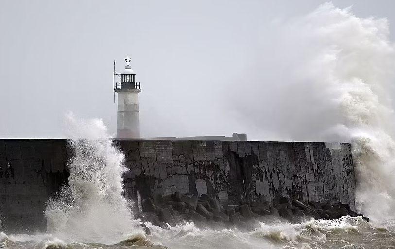Marea Britanie, lovită de rafale de 160 de km/h. Imagini tulburătoare cu avionul echipei Manchester, împiedicat să aterizeze de vremea rea 751346